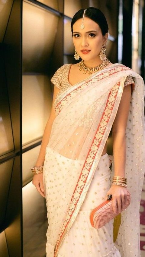 Shandy Aulia yang memiliki wajah cantik pun semakin mempesona kala mengenakan kain sari India warna pink.