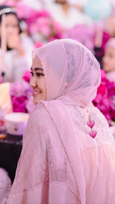 Different from usual, Aaliyah Massaid looks beautiful with a hijab. She looks so beautiful with a pink Muslim dress.