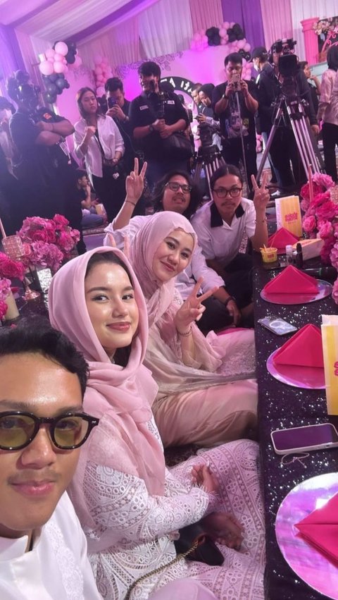 Aaliyah juga duduk bersama dengan keluarga Aurel dan Thaoriq Halilintar, termasuk Gen Halilintar.