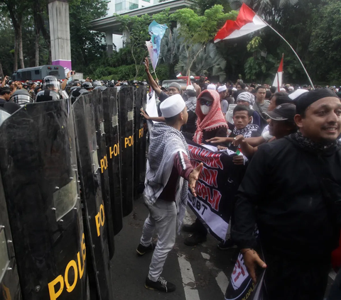 FOTO: Demo Tolak Konser Coldplay di Jakarta Berujung Ricuh, Massa Terlibat Dorong-Dorongan dengan Aparat Polisi