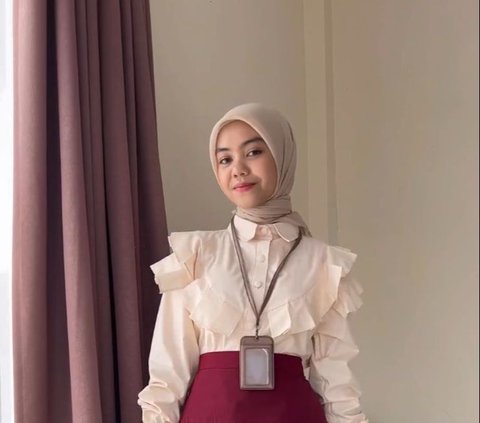 Pilihan Outfit Hijab Bernuansa Girly untuk Ngantor Penuh Gaya
