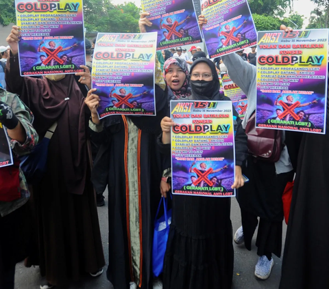 FOTO: Demo Tolak Konser Coldplay di Jakarta Berujung Ricuh, Massa Terlibat Dorong-Dorongan dengan Aparat Polisi