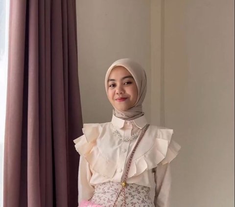 Pilihan Outfit Hijab Bernuansa Girly untuk Ngantor Penuh Gaya