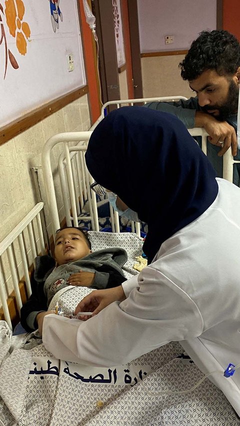 Ahmad Shabat saat ini mendapatkan perawatan di Rumah Sakhit Shuhada Al Aqsa, Jalur Gaza tengah.