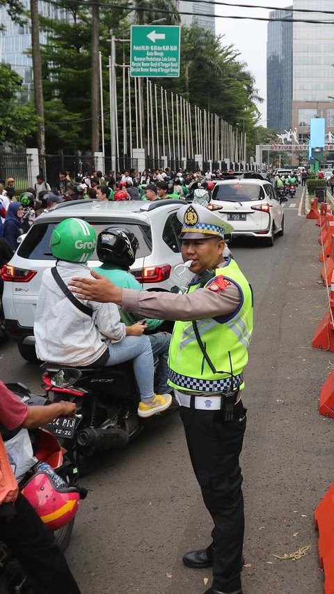 Kepadatan lalu lintas ini terjadi akibat para penonton yang mulai berdatangan serta berbarengan dengan jam pulang bekerja.