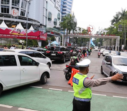 FOTO: Suasana Kawasan GBK Jelang Konser Coldplay: Penonton Berdatangan, Lalu Lintas Padat