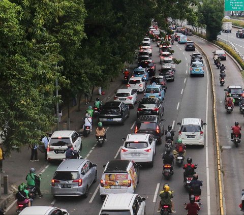 FOTO: Suasana Kawasan GBK Jelang Konser Coldplay: Penonton Berdatangan, Lalu Lintas Padat