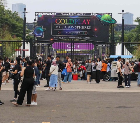 FOTO: Suasana Kawasan GBK Jelang Konser Coldplay: Penonton Berdatangan, Lalu Lintas Padat