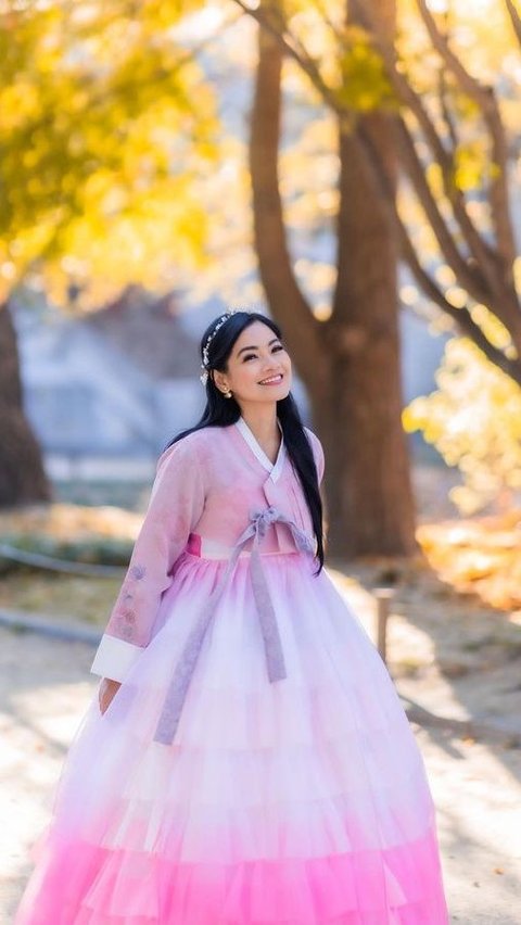 Potret Titi Kamal Kenakan Hanbok saat Liburan di Korea Selatan, Penampilannya Dipuji Cantik Bak Princess