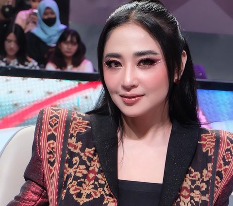 Dewi Perssik's Lover Caught Hugging Another Woman in Bali, Romance in Jeopardy?