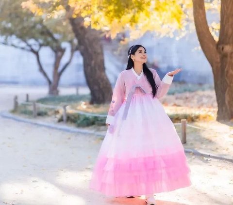 Potret Titi Kamal Kenakan Hanbok saat Liburan di Korea Selatan, Penampilannya Dipuji Cantik Bak Princess