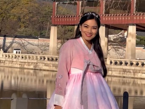 Potret Titi Kamal Kenakan Hanbok saat Liburan di Korea Selatan, Penampilannya Dipuji Cantik Bak Princess