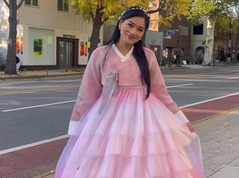 Potret Titi Kamal Kenakan Hanbok saat Liburan di Korea Selatan, Penampilannya Dipuji Cantik Bak Princess