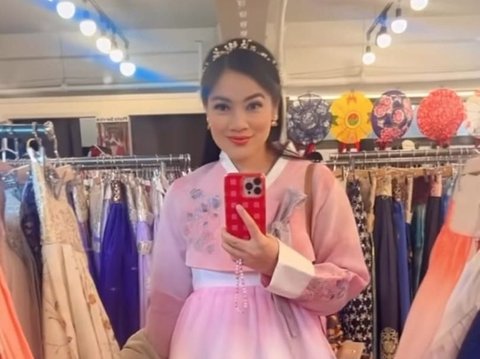 Potret Titi Kamal Kenakan Hanbok saat Liburan di Korea Selatan, Penampilannya Dipuji Cantik Bak Princess