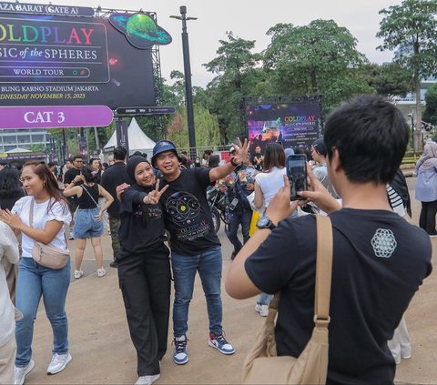 Ribuan penggemar yang hendak menyaksikan konser Coldplay bertajuk 'Music of the Spheres World Tour' mulai memadati kawasan Stadion Utama Gelora Bung Karno, Senayan, Jakarta, Rabu (15/11/2023).