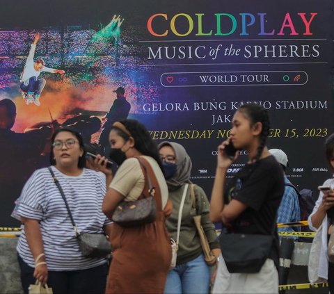 FOTO: Ribuan Penggemar Padati GBK Jelang Konser Coldplay