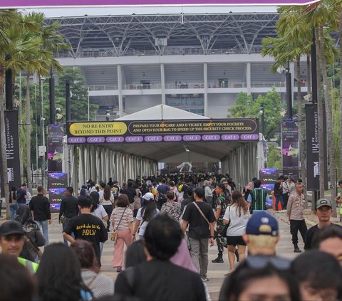 FOTO: Ribuan Penggemar Padati GBK Jelang Konser Coldplay