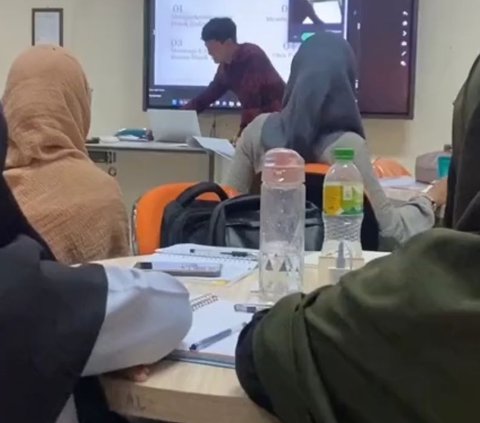 VC Call from Mother Comes During Presentation in Class, Ignore Mockery Ends with Praise