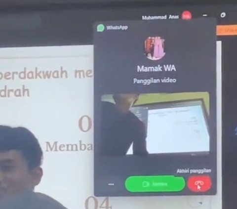 VC Call from Mother Comes During Presentation in Class, Ignore Mockery Ends with Praise