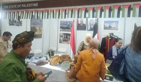 Dates from Palestine are available at the Amal WIC Jakarta Bazaar.