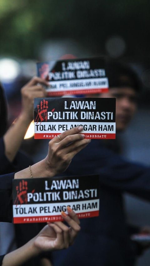 Dalam aksinya, para mahasiswa membagikan stiker 'Lawan Politik Dinasti' kepada pengguna jalan.