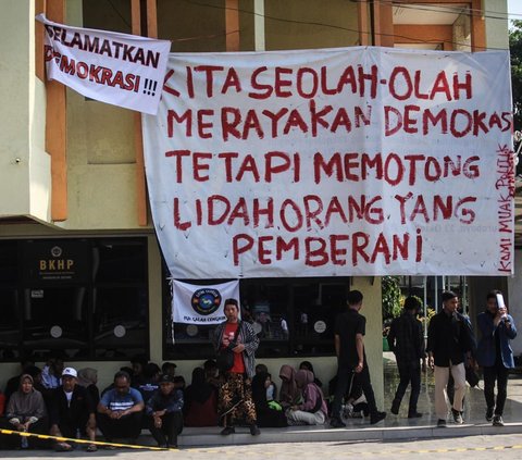 FOTO: Mahasiswa di Surabaya Gelar Aksi Selamatkan Demokrasi dari Politik Dinasti