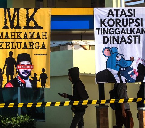 FOTO: Mahasiswa di Surabaya Gelar Aksi Selamatkan Demokrasi dari Politik Dinasti