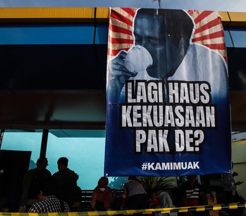 FOTO: Mahasiswa di Surabaya Gelar Aksi Selamatkan Demokrasi dari Politik Dinasti