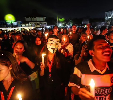 FOTO: Mahasiswa di Surabaya Gelar Aksi Selamatkan Demokrasi dari Politik Dinasti