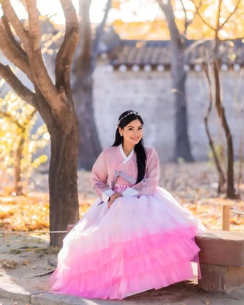 Potret Titi Kamal Kenakan Hanbok saat Liburan di Korea Selatan, Penampilannya Dipuji Cantik Bak Princess