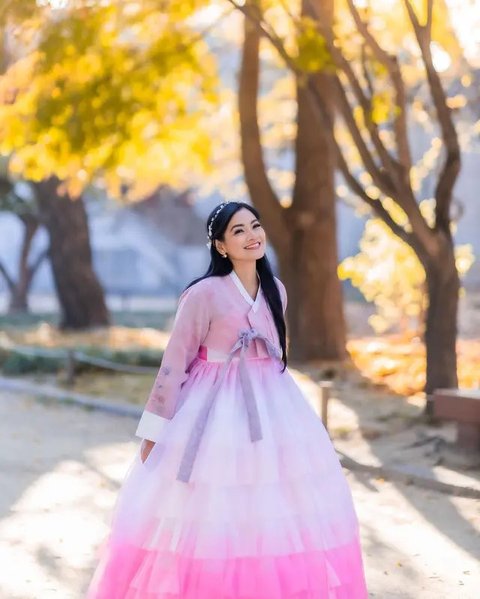 Penampilan Titi Kamal mengenakan Hanbok langsung menjadi perbincangan netizen. Potretnya dipuji cantik.<br>