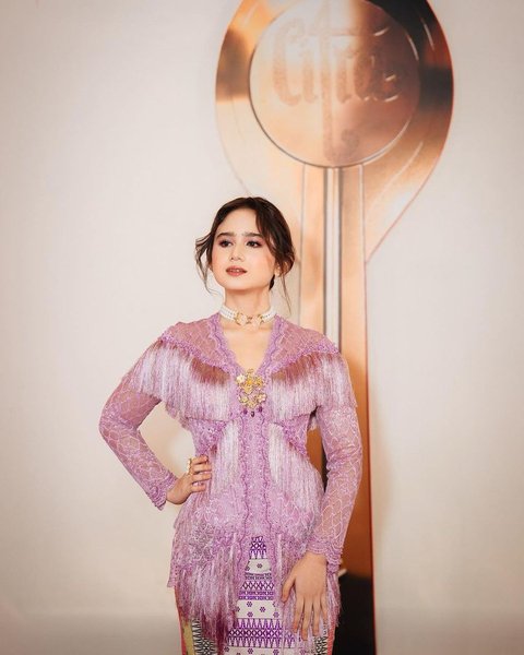 Tampil Dengan Kebaya Modern Berwarna Ungu