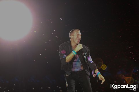 Chris Martin Sapa Penonton Pakai Pantun, 11 Foto Penampilan Coldplay 'Sihir' SUGBK!