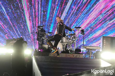 Heboh Chris Martin Berpantun di Konser Coldplay Jakarta: Boleh Dong Pinjam Seratus