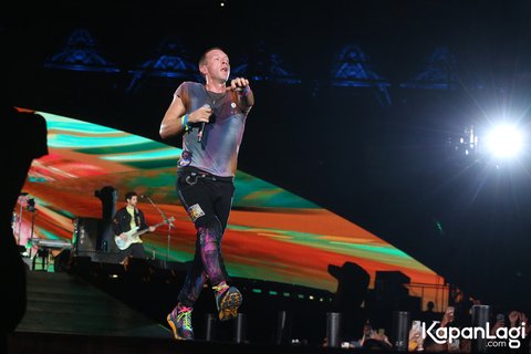 Heboh Chris Martin Berpantun di Konser Coldplay Jakarta: Boleh Dong Pinjam Seratus