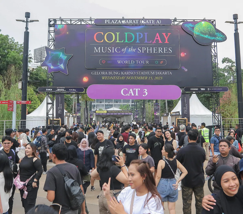 Sisi Lain: Meraup Cuan Besar dari Konser Coldplay di GBK