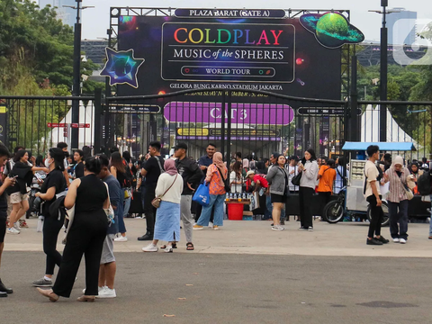 Sisi Lain: Meraup Cuan Besar dari Konser Coldplay di GBK