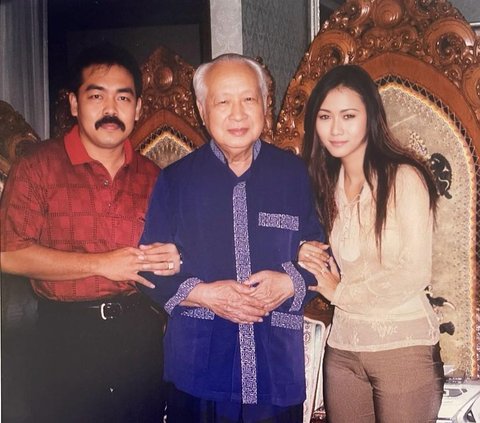 Inul Daratista Unggah Foto Lawas Bareng Soeharto dan Sang Suami, Nitizen Sebut 'Mas Adam Tuh Ga Berubah Mukanya'