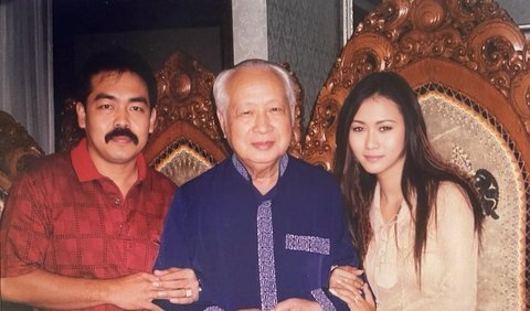 Potret Inul dan Adam Suseno bersama Presiden Soeharto langsung mencuri perhatian netizen. Ada yang salfok dengan sosok Adam Suseno.<br>