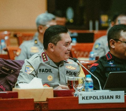 Fadil Imran menjelaskan dirinya beserta para jajaran Operasi Mantap Brata mendapat amanah mewakili Kapolri dalam Rapat Kerja dengan Komisi III DPR RI. <br>