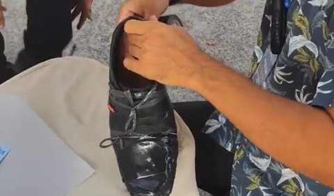 4. Panitia Bantu Perbaiki Sepatu Peserta