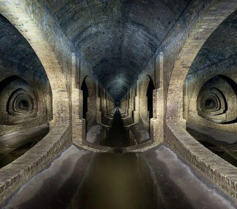 Warga Geger! Mendadak Muncul Lubang Misterius di Tengah Perumahan dan Ditemukan Terowongan Kuno Berhantu di Bawahnya, Begini Potretnya