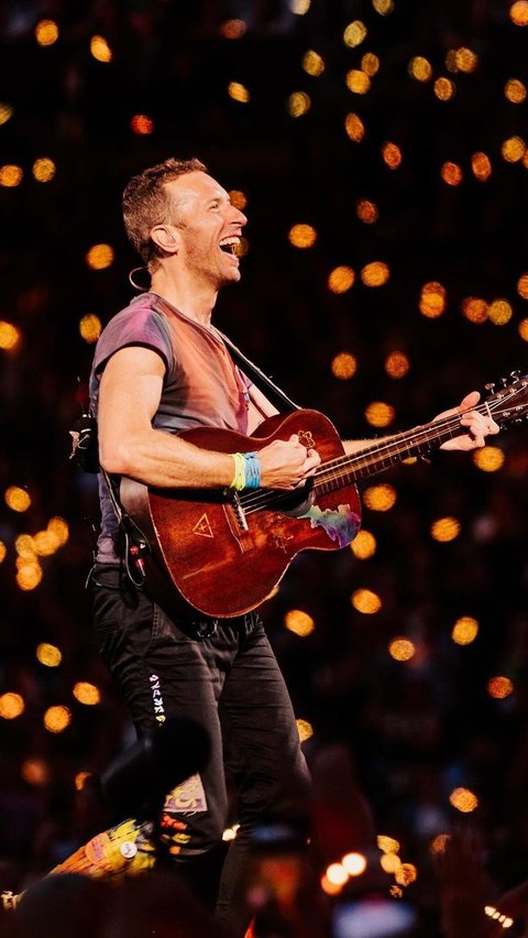 Momen Chris Martin Berpantun di Konser Coldplay Jakarta, Ujungnya 'Pinjam Dulu Seratus'<br>