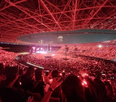 Momen Coldplay Ganti Bendera Pelangi dengan Bendera Putih Bertuliskan Love