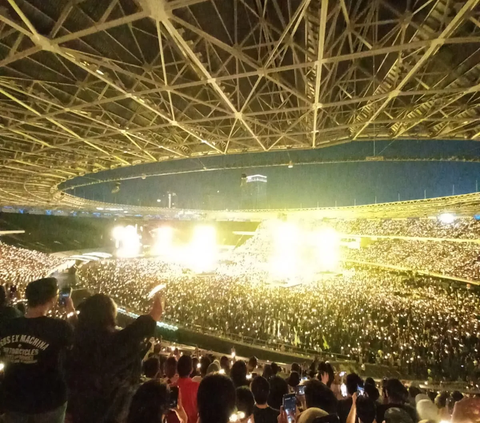 Momen Coldplay Ganti Bendera Pelangi dengan Bendera Putih Bertuliskan Love