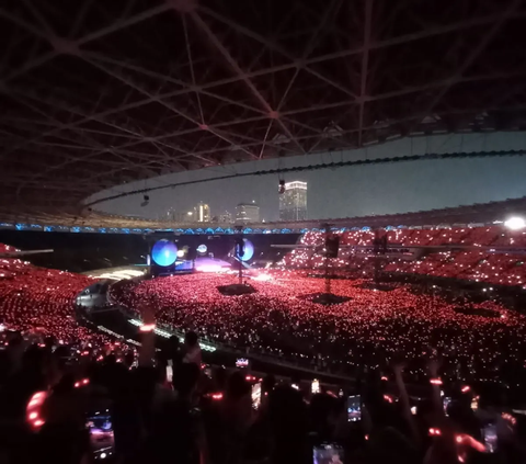 Momen Coldplay Ganti Bendera Pelangi dengan Bendera Putih Bertuliskan Love