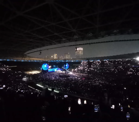 Momen Coldplay Ganti Bendera Pelangi dengan Bendera Putih Bertuliskan Love