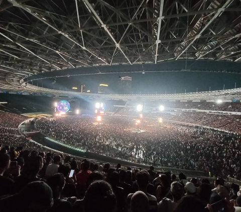 Momen Coldplay Ganti Bendera Pelangi dengan Bendera Putih Bertuliskan Love