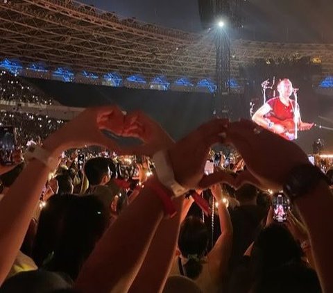 10 Potret Thariq Halilintar dan Aaliyah Massaid Nonton Coldplay di GBK, So Sweet Banget!