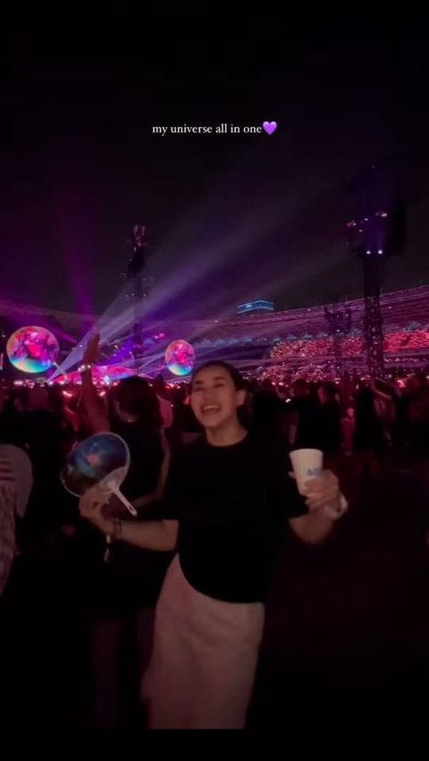 10 Potret Thariq Halilintar dan Aaliyah Massaid Nonton Coldplay di GBK, So Sweet Banget!